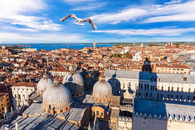 Toits du dôme et palais de Venise, Italie.