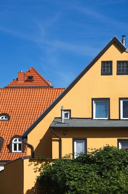 Toits de maison contre un ciel bleu clair