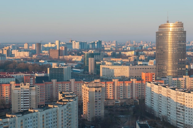 Toits de maisons de Minsk au coucher du soleil