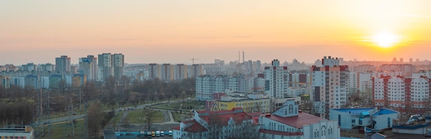 Toits de maisons de Minsk au coucher du soleil
