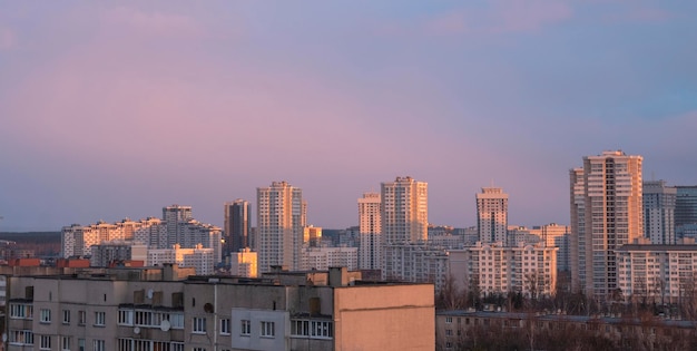 Toits de maisons de Minsk au coucher du soleil