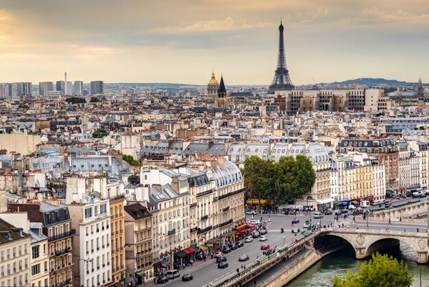 Photo toits de paris avec la tour eiffel au coucher du soleil