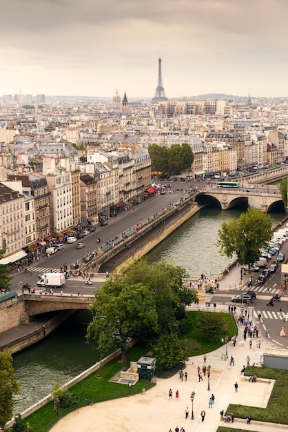 Toits de Paris avec la tour Eiffel