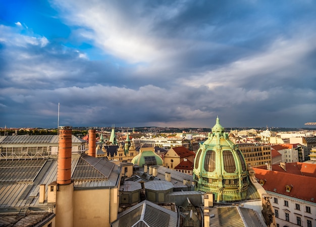 Toits de Prague et Obecni Dum (Maison municipale), vue depuis la tour Poder. République Tchèque.