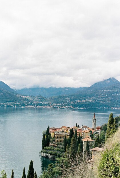 Toits rouges de maisons anciennes sur les rives du lac de Côme Varenna Italie