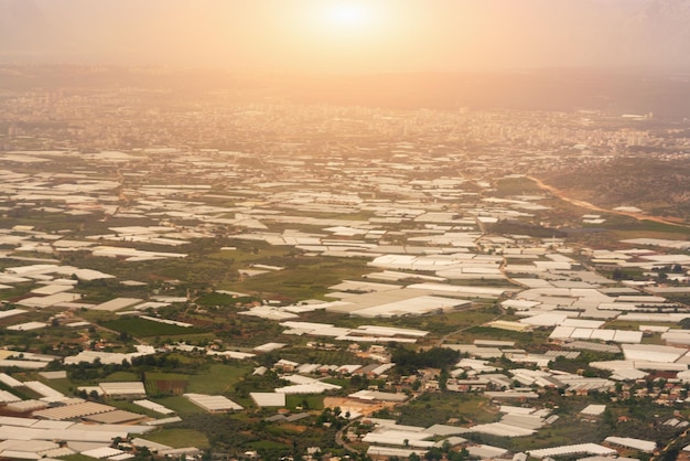 Toits de serres et routes la vue de dessus