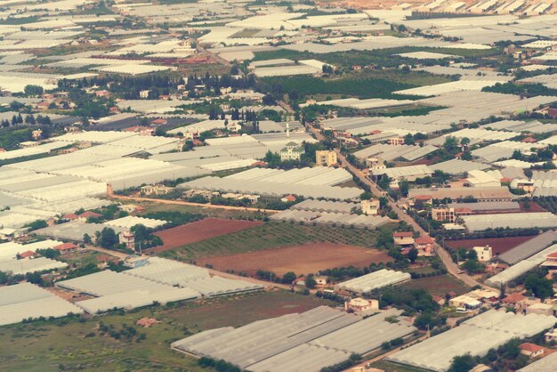 Toits de serres et routes la vue de dessus