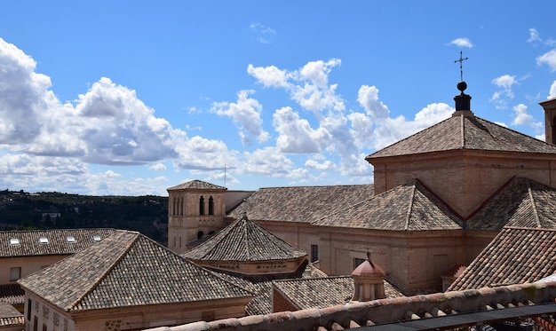 Toits de Tolède la ville antique, bâtiments architecturaux, ciel bleu et nuages