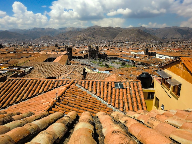 Toits de tuiles d'argile rouge d'une ville dans les hautes terres du Pérou