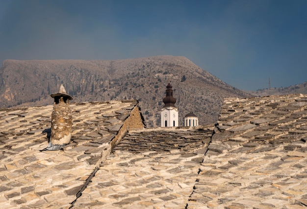 Toits de tuiles en pierre dans la ville de Mostar, Bosnie-Herzégovine