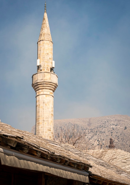 Toits de tuiles en pierre et minaret dans la ville de Mostar, Bosnie-Herzégovine