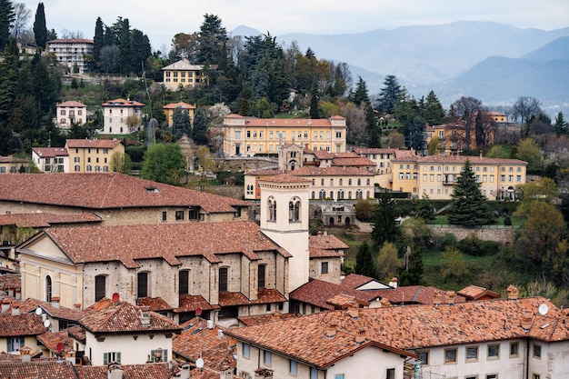 Toits de tuiles rouges de vieilles maisons bergamo italie