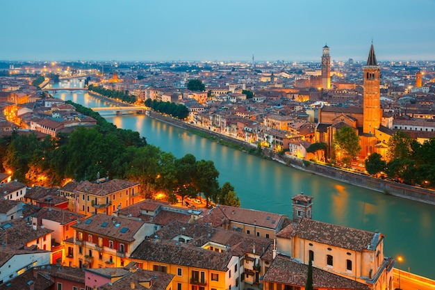 Toits de Vérone avec fleuve Adige, église Santa Anastasia et Torre dei Lamberti ou tour Lamberti la nuit, vue depuis la Piazzale Castel San Pietro, Italie