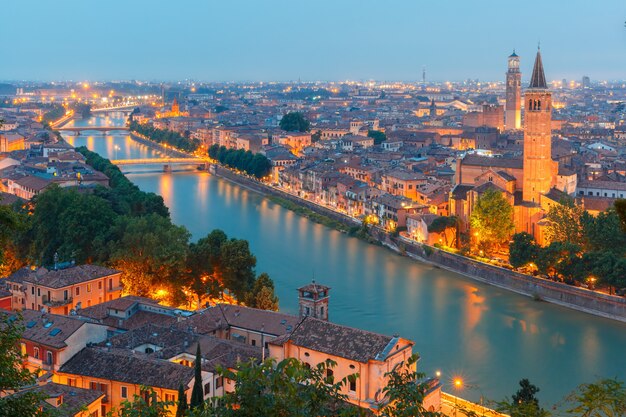 Toits de Vérone la nuit, Italie