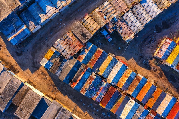 Toits de vieux garages vue drone Toit en métal rouillé