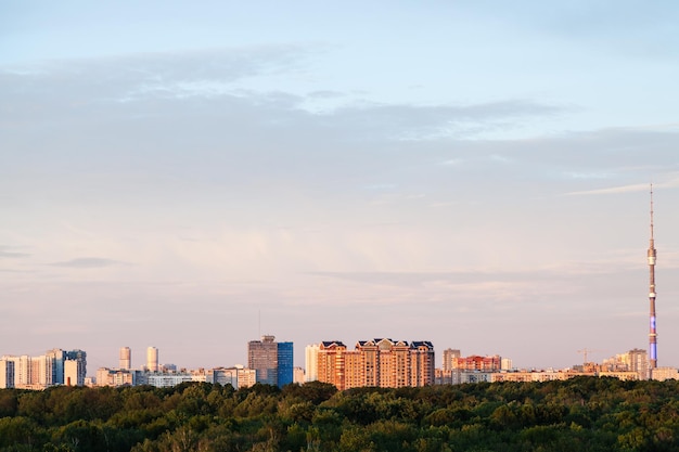 Toits de la ville au coucher du soleil d'été