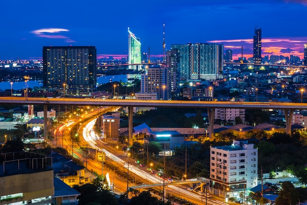 Toits de la ville de Bangkok avec des gratte-ciel urbains au coucher du soleil, Thaïlande