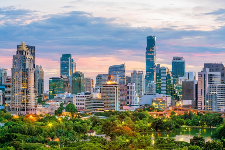 Photo toits de la ville de bangkok avec le parc lumpini depuis la vue de dessus en thaïlande au coucher du soleil
