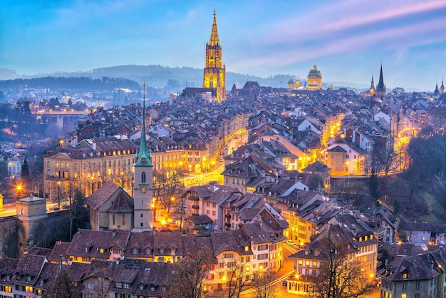 Toits de la ville de Berne, paysage urbain en Suisse au coucher du soleil