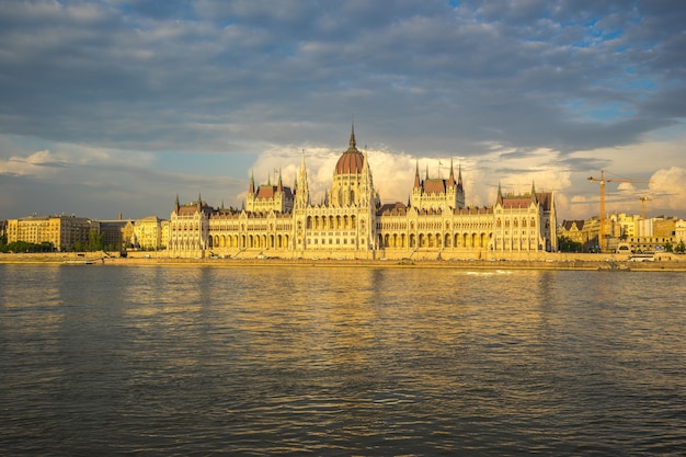 Toits de la ville de Budapest avec le Parlement et le Danube en Hongrie