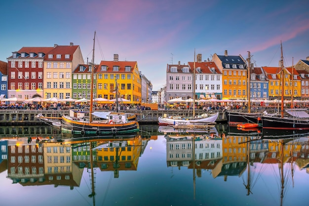 Toits de la ville de Copenhague au Danemark au célèbre vieux port de Nyhavn