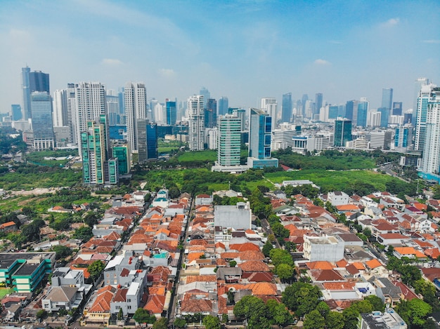 Toits de la ville de Jakarta avec des gratte-ciel urbains dans l'après-midi