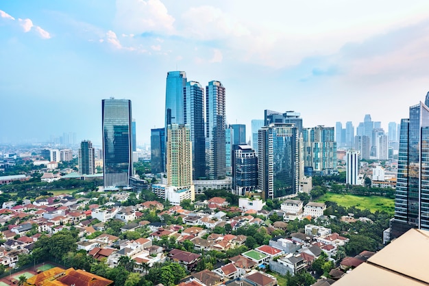 Toits de la ville de Jakarta avec des gratte-ciel urbains dans l'après-midi