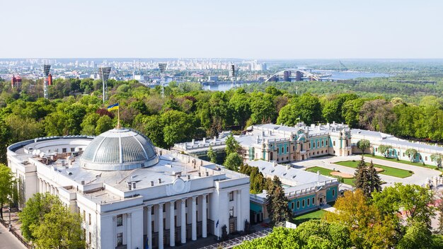 Toits de la ville de Kiev avec Rada Building au printemps