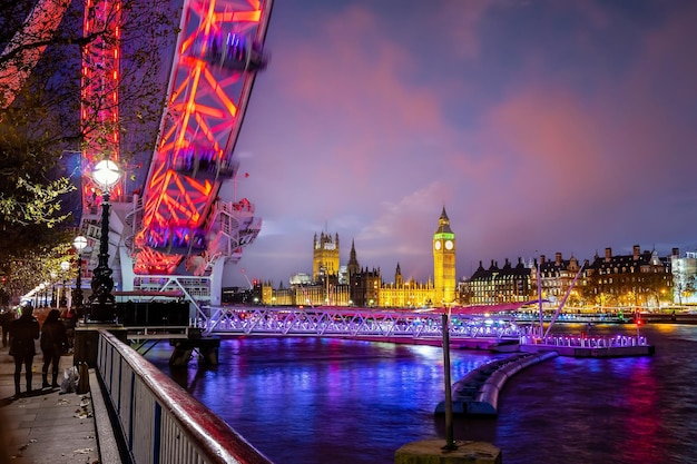 Toits de la ville de Londres avec Big Ben et le paysage urbain des Chambres du Parlement au Royaume-Uni