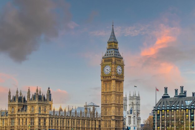 Toits de la ville de Londres avec Big Ben et le paysage urbain des Chambres du Parlement au Royaume-Uni