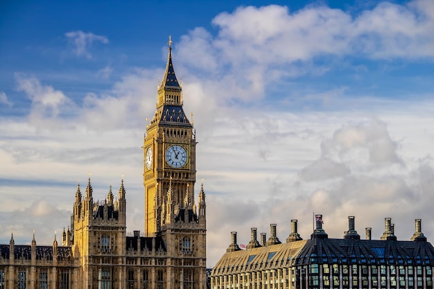 Toits de la ville de Londres avec Big Ben et le paysage urbain des Chambres du Parlement au Royaume-Uni