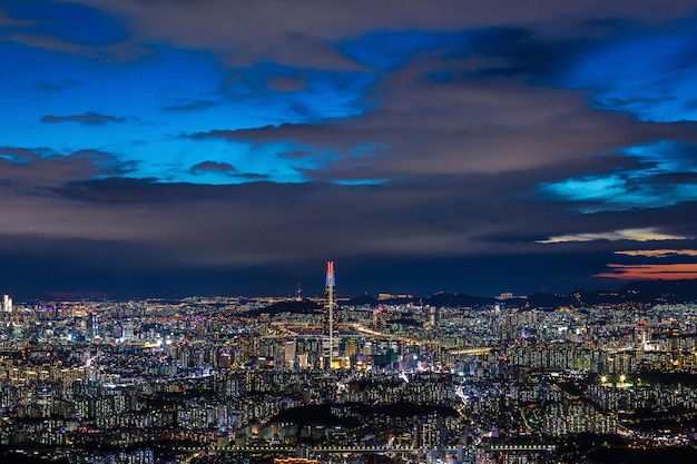 Toits de la ville de Séoul et centre-ville et gratte-ciel de nuit
