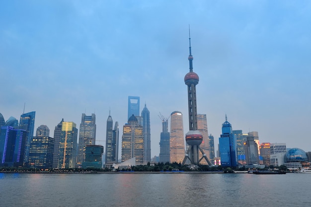 Toits de la ville de Shanghai la nuit sur la rivière Huangpu