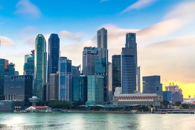 Toits de la ville de Singapour la nuit