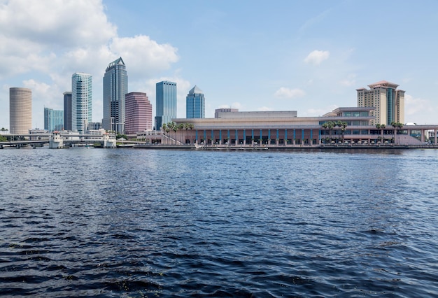 Toits de la ville de Tampa en Floride pendant la journée