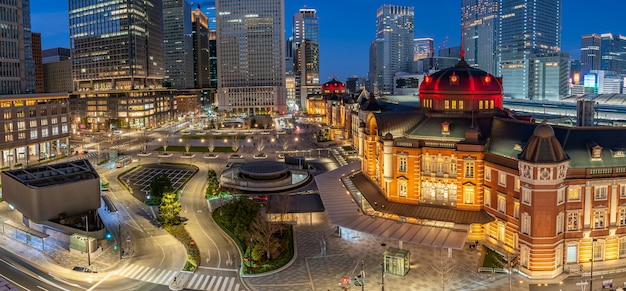 Photo toits de la ville de tokyo la nuit avec bâtiment historique à tokyo