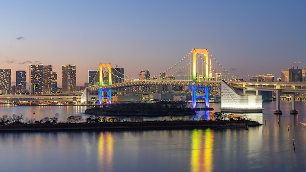 Photo toits de la ville de tokyo la nuit avec vue sur le pont rainbow