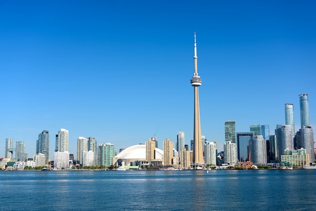 Toits de la ville de Toronto au-dessus de l'eau