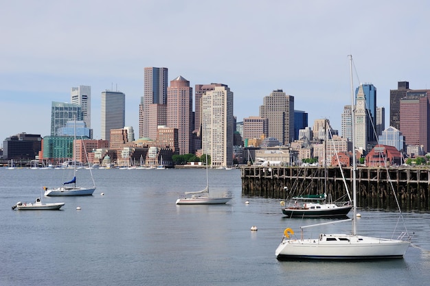 Toits de la ville urbaine avec bateau