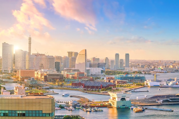 Toits de la ville de Yokohama au coucher du soleil au Japon