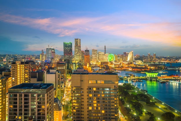 Toits de la ville de Yokohama depuis la vue de dessus au coucher du soleil au Japon