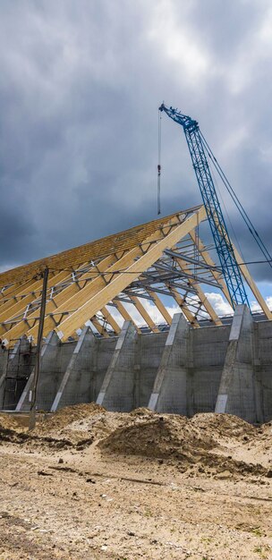 Toiture Industrielle Sablée Et Système De Chevrons De Poutres En Bois. Poutres énormes. La Construction De Bâtiments Industriels.