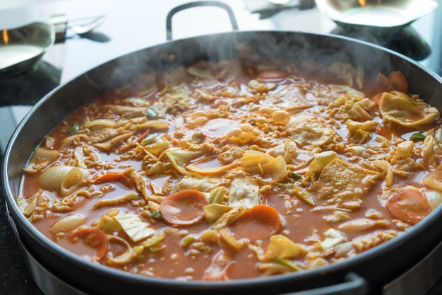 Tokboki Korean tranditional food combinaison de gâteaux de riz chauds et épicés et appliquez une bouffée avec du fromage et des légumes sur le tableau noir