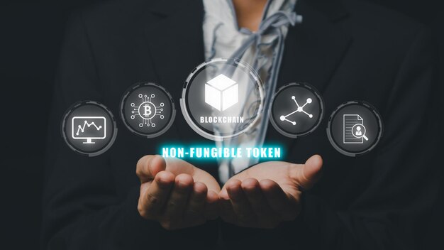 Token NFT art numérique cryptographique concept de technologie blockchain Personne tenant une main sur un écran virtuel Arrière-plan de l'icône NFT