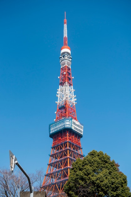 Photo tokyo tower avec ciel bleu