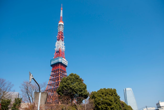 Photo tokyo tower avec ciel bleu