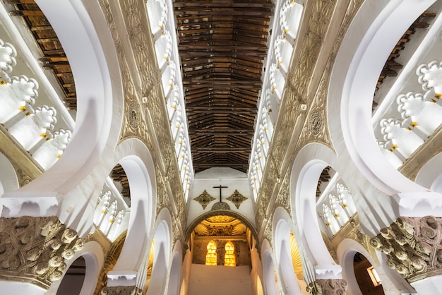 Tolède, Espagne - Synagogue intérieure de Santa Maria la Blanca à Tolède, en Espagne.