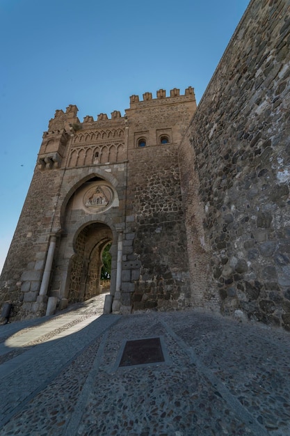 Tolède, porte de la Puerta del Sol (la porte du soleil) Espagne.
