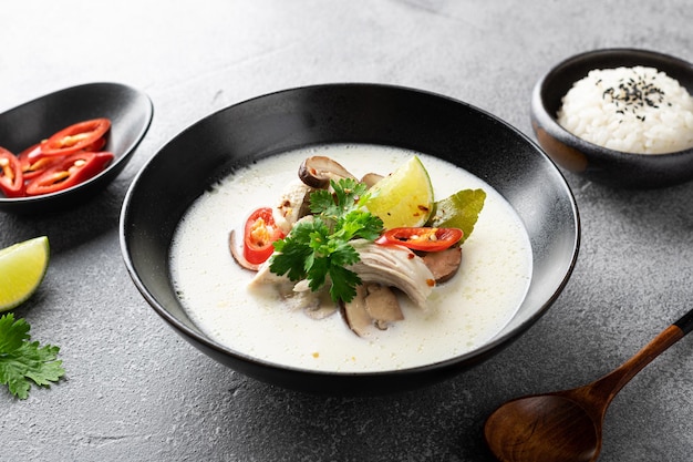 Tom kha gai cuisine thaïlandaise traditionnelle sur fond de béton gris mise au point sélective