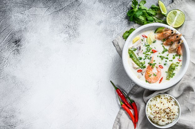 Tom Kha Gai. Soupe épicée crémeuse à la noix de coco avec poulet et crevettes. Nourriture thaï. Vue de dessus. Espace copie